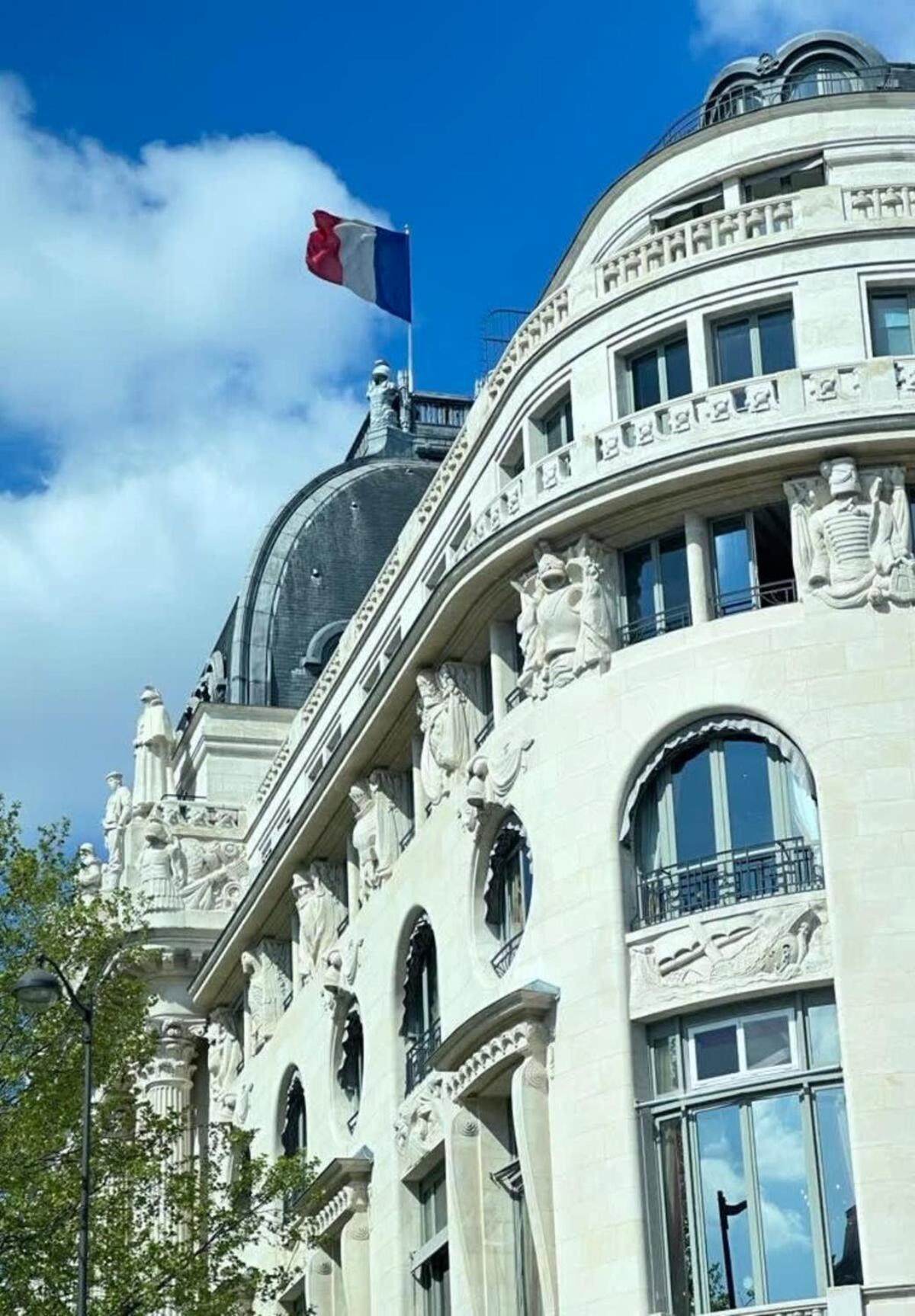 Typical Luxurious Parisian Getaway París