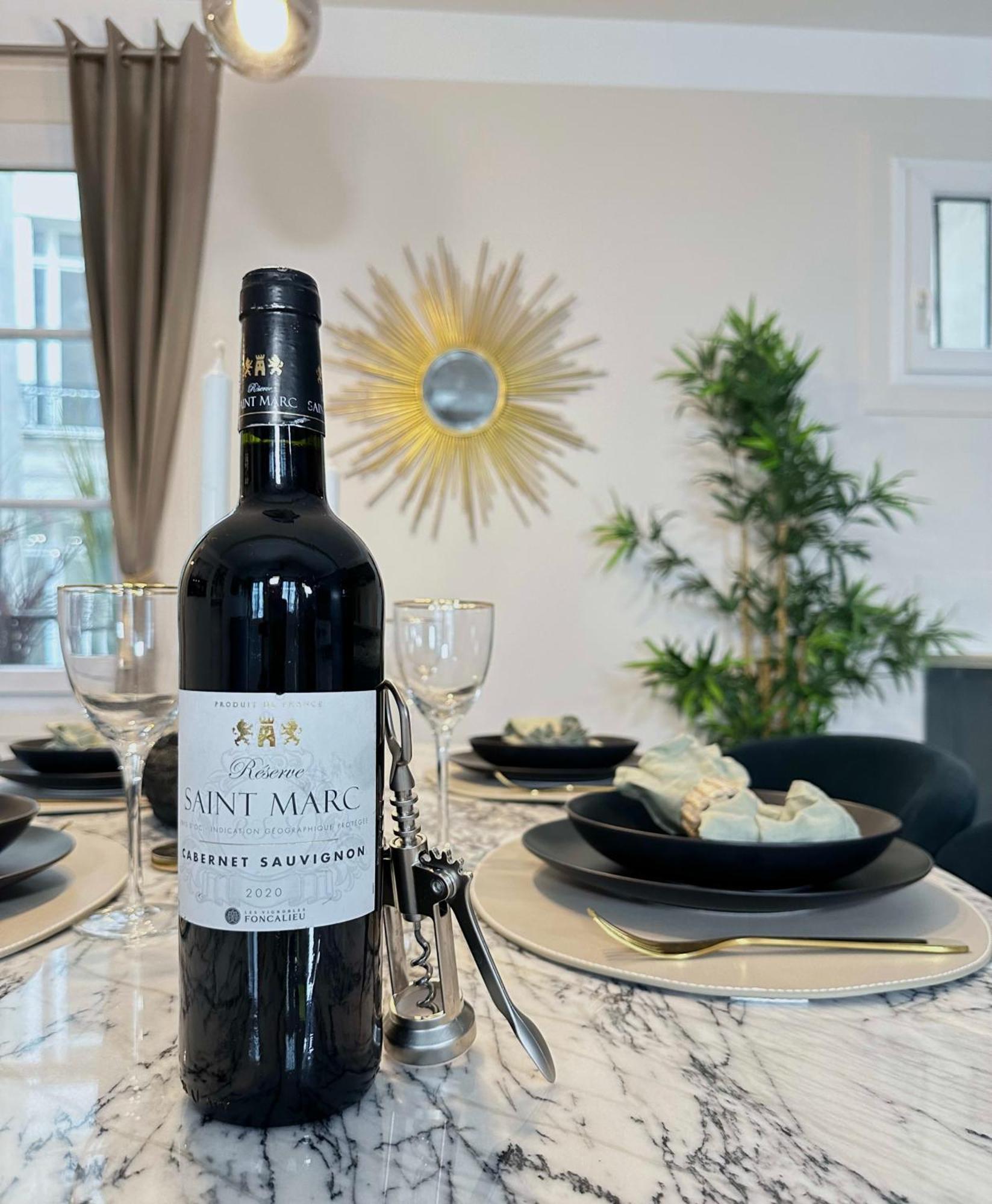 Typical Luxurious Parisian Getaway * París